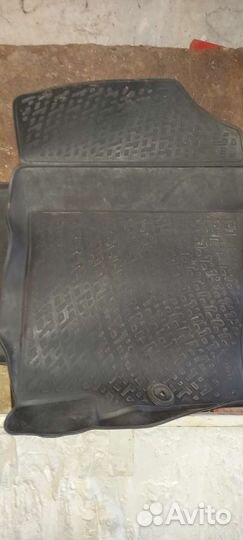 Автомобильные коврики резиновые на Solaris