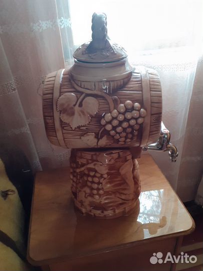 Бочонок на подставке, виноградная лоза