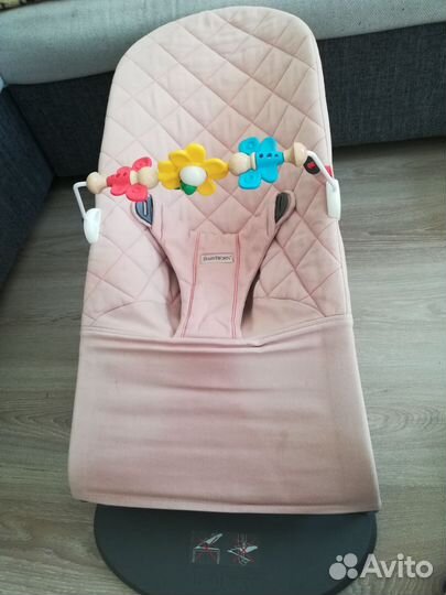 Шезлонг babybjorn с игрушкой