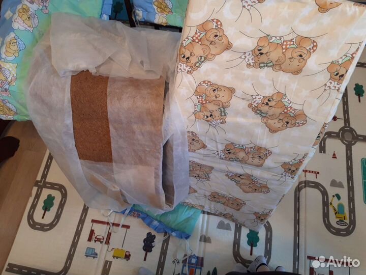 Детская кроватка с маятником