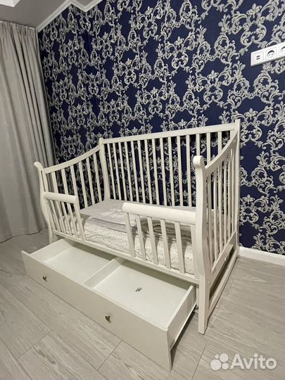 Детская кроватка с маятником и ящиком белая