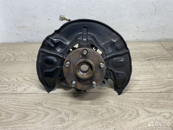 Кулак передний левый Toyota Avensis 2