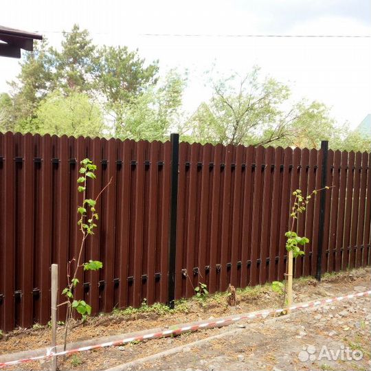 Забор из евроштакетника. Монтаж