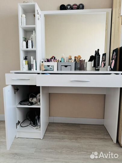 Туалетный столик с зеркалом