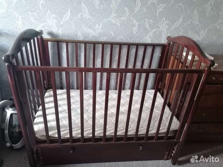 Детская кроватка с маятником и ящиком