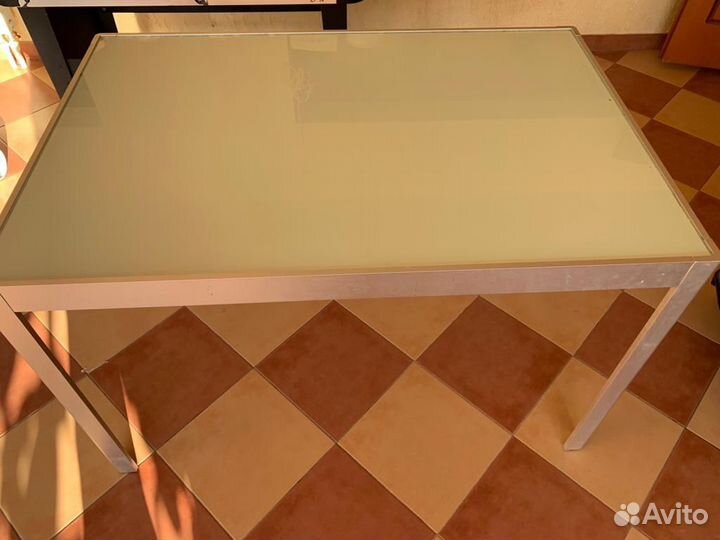 Стекляный стол