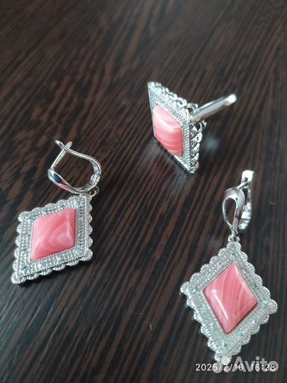 Новый комплект серьги и кольцо с розовыми кораллам