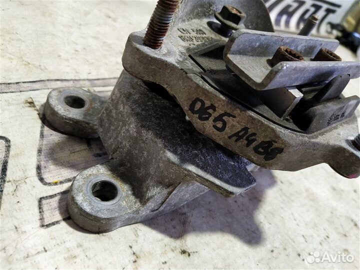 Подушка АКПП Audi A4 B8 2.0 cdnc 2009