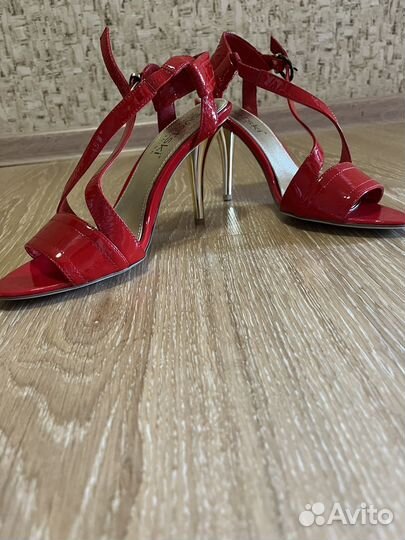 Красные босоножки из лакированной красной кожи