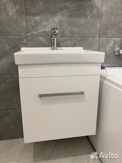 Тумба для ванной с раковиной и смесителем