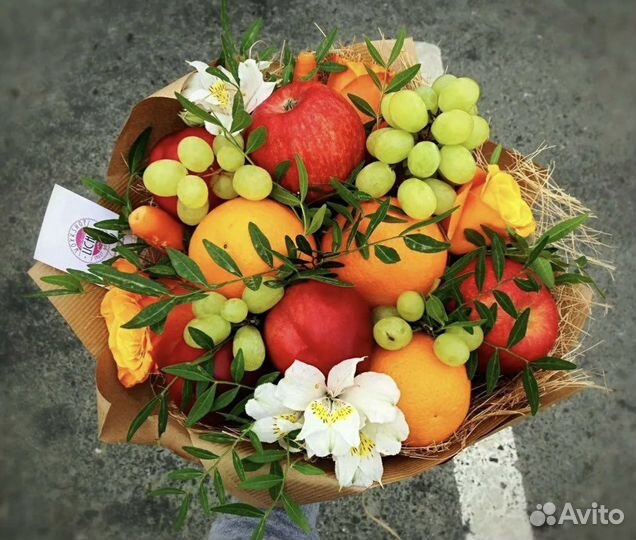 Букет с цветами фруктами конфетами День рождения