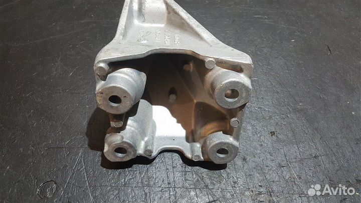 Кронштейн двигателя Jaguar Xe X760 204PT 2017