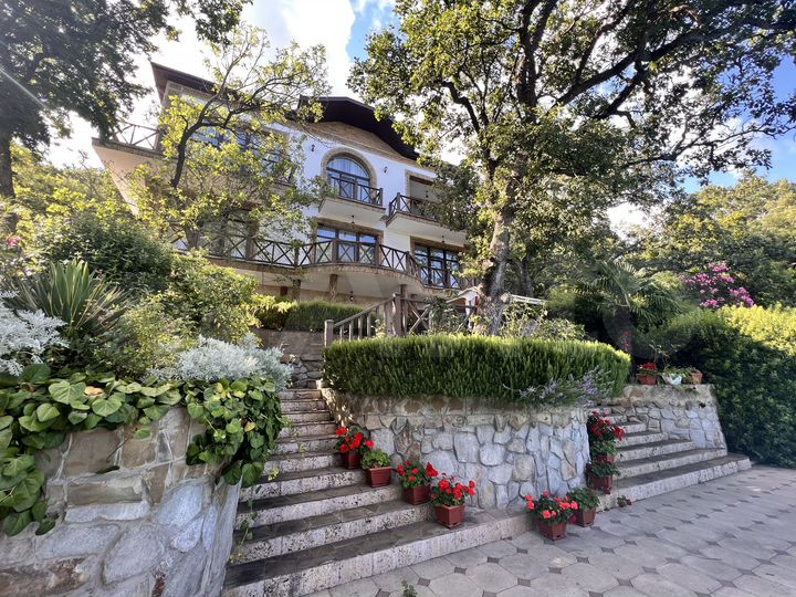 Дом 350 м² на участке 18 сот.