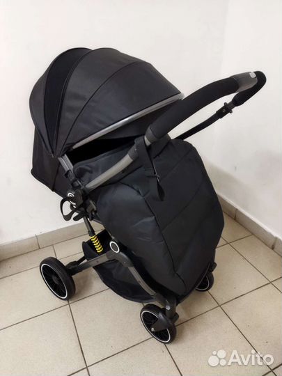 Новая надежная коляска с перекидной ручкой