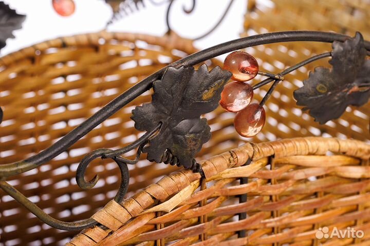 Корзина плетеная винтажная с кованым орнаментом