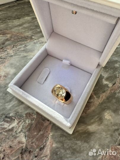 Кольцо с бриллиантом