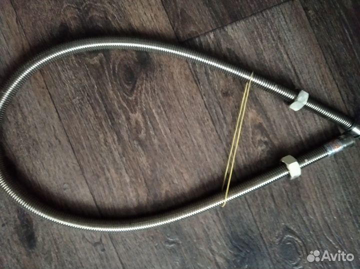 Гусак, водяной шланг и газовый