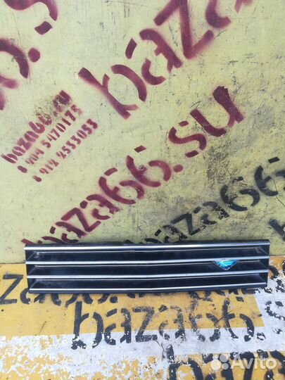 Решетка радиатора Nissan Bluebird