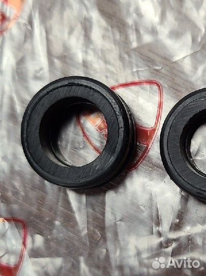 Демпфер стекла резиновый Ducati