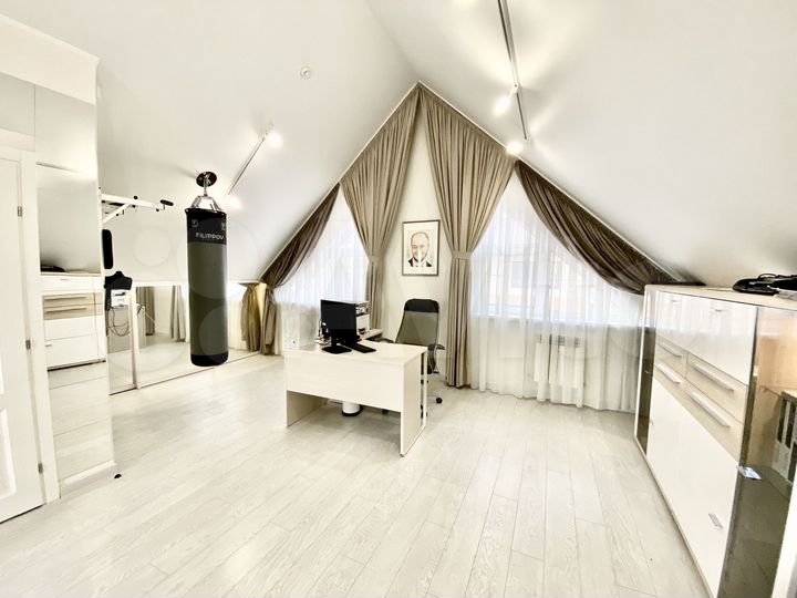 Коттедж 330 м² на участке 7 сот.