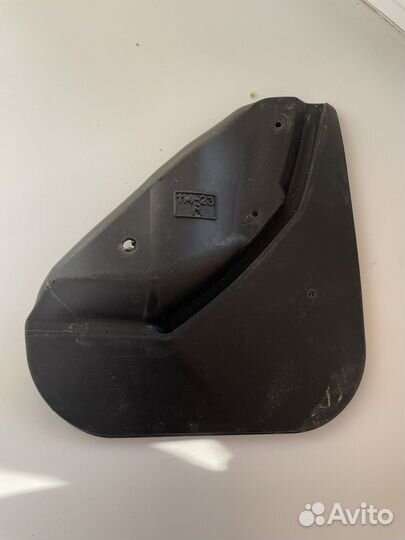 Правый передний брызговик Volkswagen Jetta 6