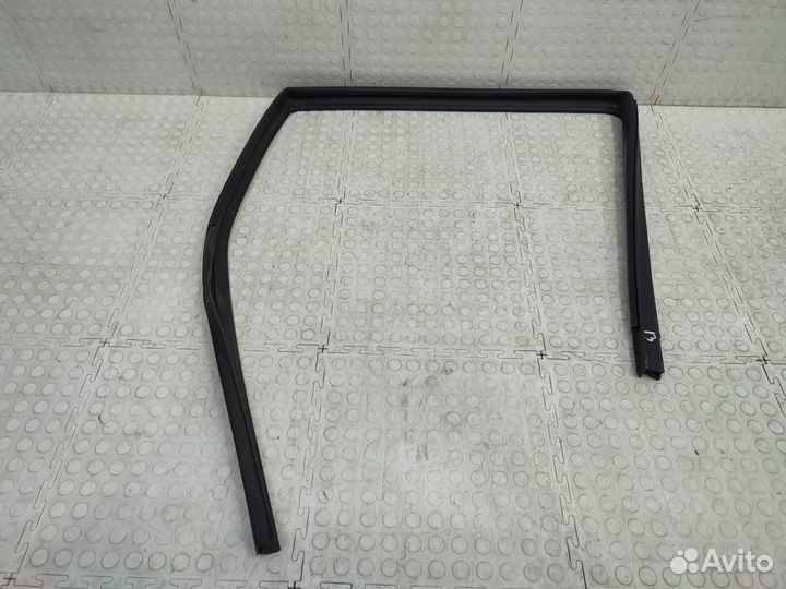 Уплотнитель стекла двери задний правый Лада Гранта