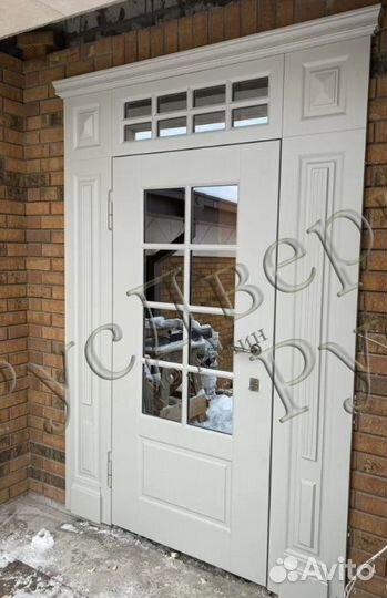 Входная металлическая дверь с фрамугой и стеклом