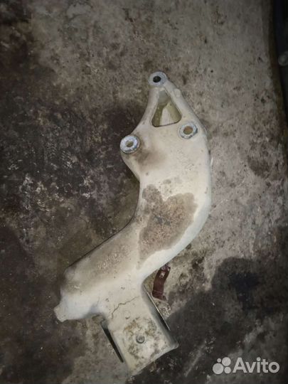 Кронштейн двигателя правый Peugeot 206 Пежо 206