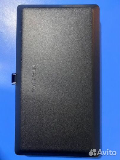 Крышка корпуса блока предохранителей передняя