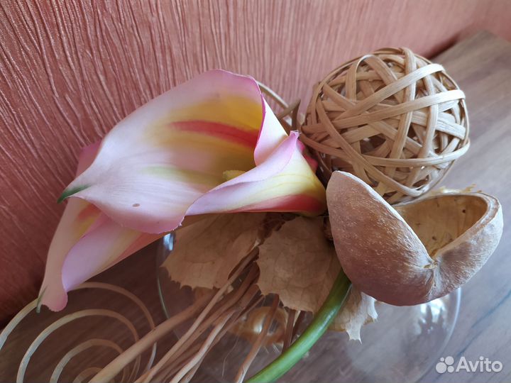 Декоративная композиция с линиями в вазе