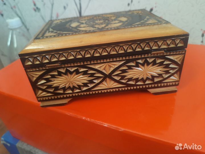Шкатулки резные