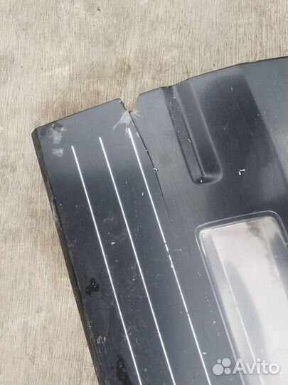 Накладка двери багажника Nissan Elgrand