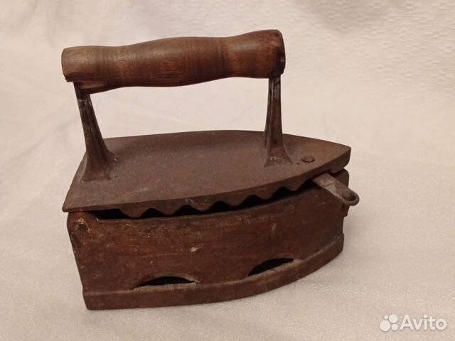 Старинный угольный утюг