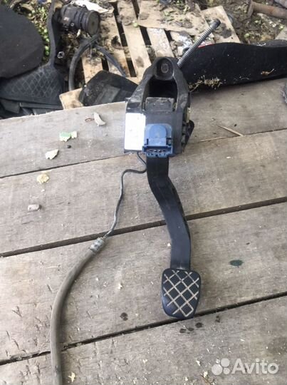 Педаль сцепления на Поло седан 2014г.в