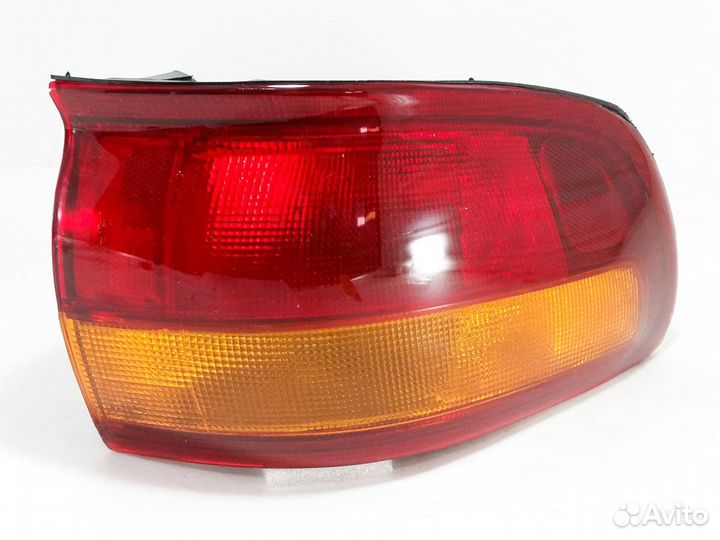 Фонарь правый задний в крыло Toyota Previa USA