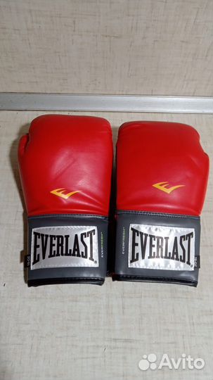 Боксерские перчатки 10 oz новые