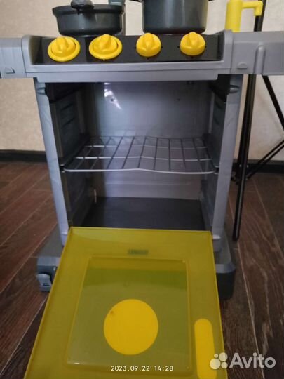 Детская игрушечная кухня Zanussi с посудой