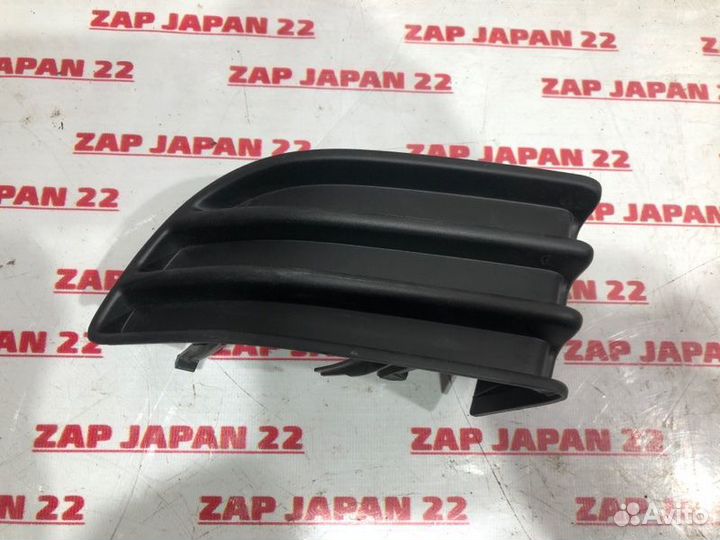 Заглушка бампера передняя левая Toyota Land