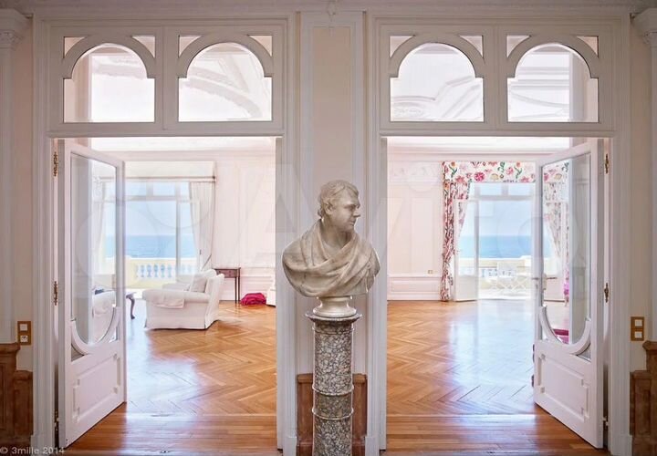 Коттедж 720 м² на участке 18 сот.