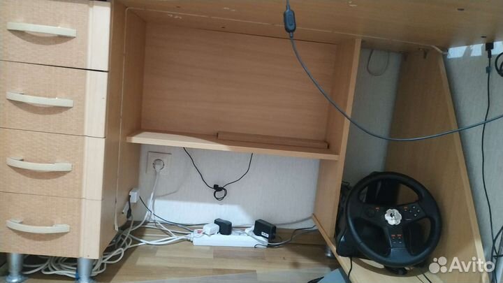 Угловой компьютерный стол - башня