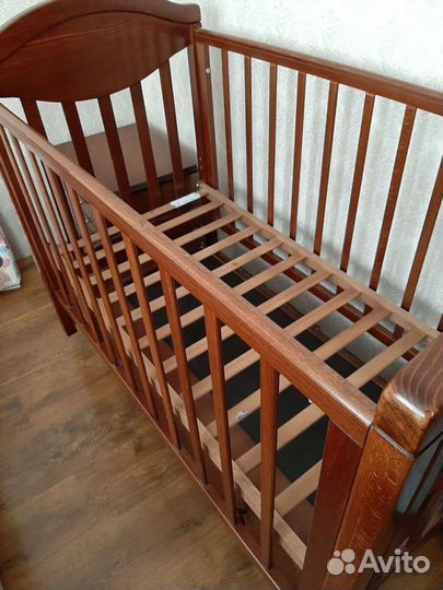 Детская кроватка с маятником и ящиком