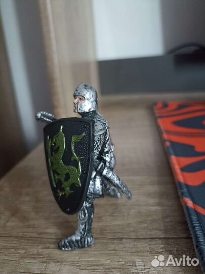 Коллекционная фигурка