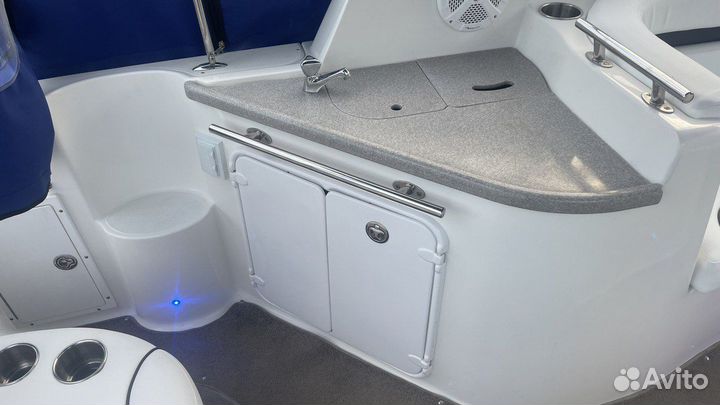 Каютный катер Rinker 260 Express Cruiser