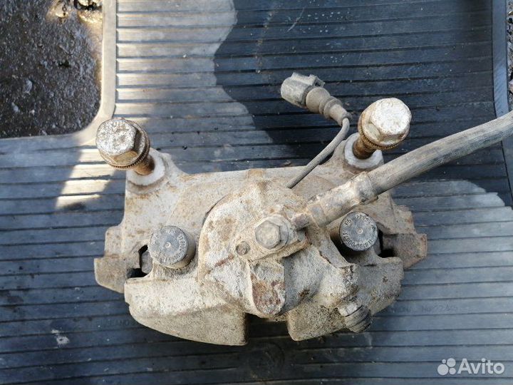 Суппорт передний левый Volkswagen Passat 3C2 BVY