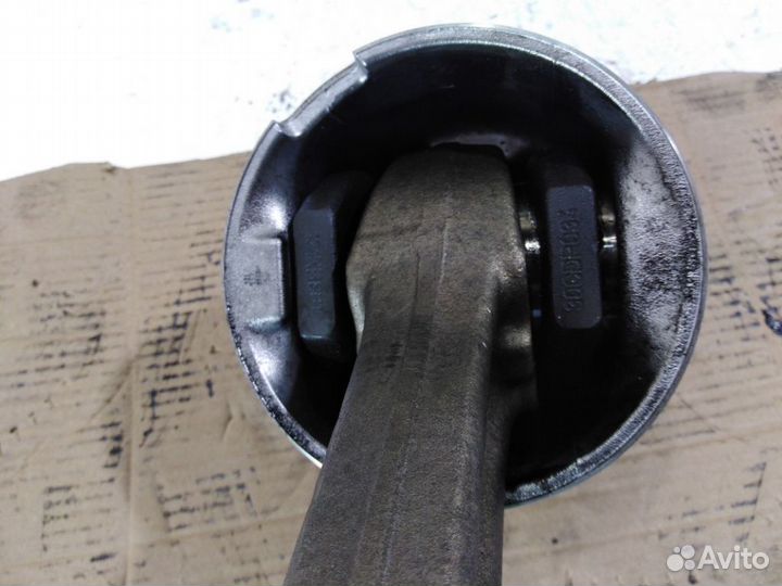 Поршень с шатуном Вольво