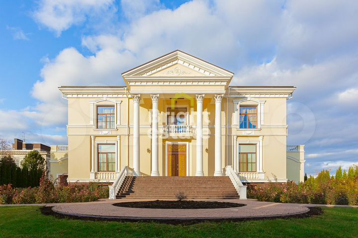 Дом 1500 м² на участке 52 сот.