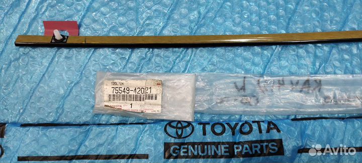 RAV4 3 Направляющая молдинга лобового стекла левая