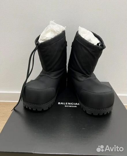 Ботинки balenciaga alaska boots на руках