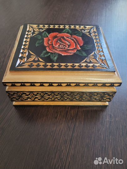 Деревянная шкатулка