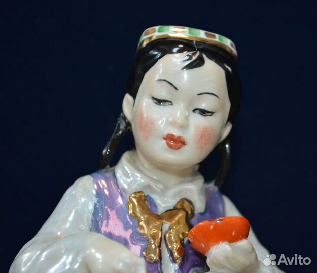 Фарфоровая статуэтка- узбечка С чайником 1960. дул